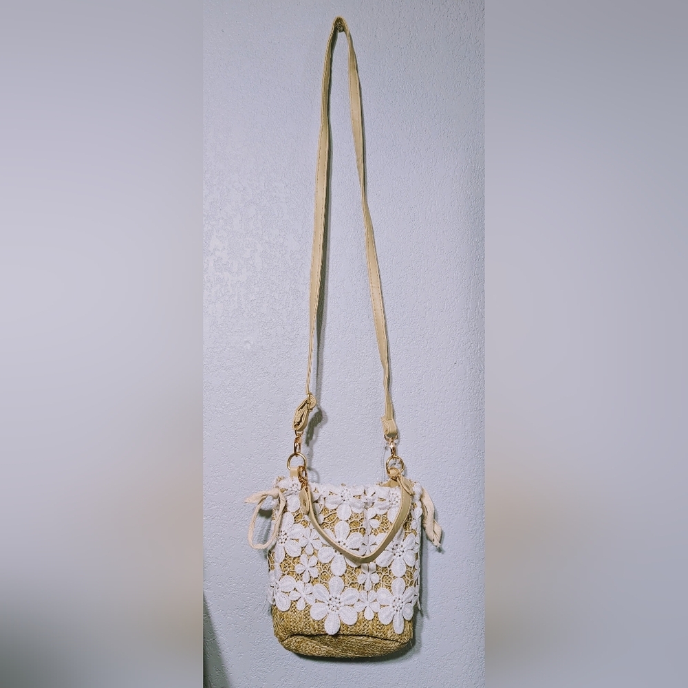 Flower crochet and straw crossbody